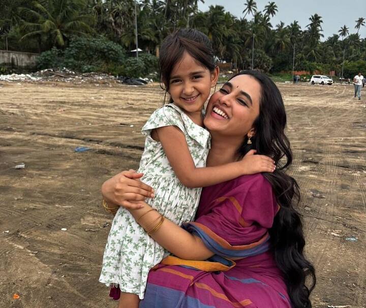 సినిమాలో కుమార్తెగా నటించిన సయేషాతో ప్రియాంక అరుల్ మోహన్. (Image Courtesy: priyankaamohanofficial / Instagram)