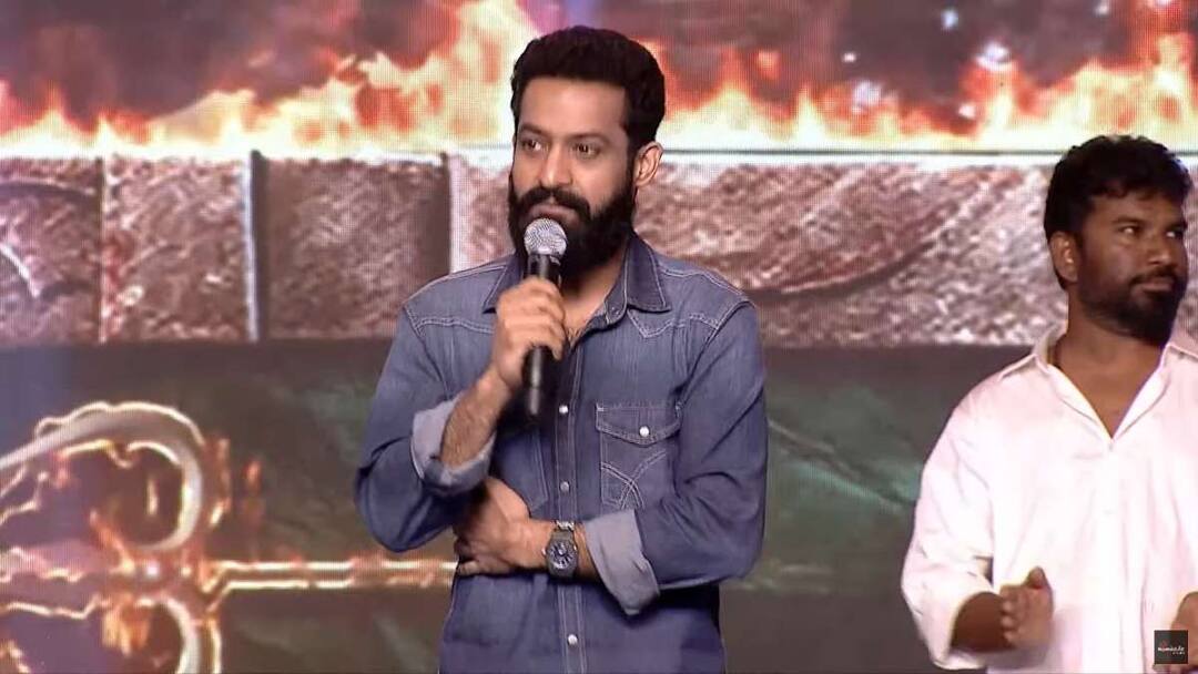 NTR: ఎక్కువ సేపు నిల్చోలేకపోతున్నా - ఎన్టీఆర్ను తీవ్రంగా ఇబ్బంది పెడుతున్న గాయం!... నొప్పితోనే 'కాంతార చాప్టర్ 1' ఈవెంట్కు... NTR attend kantara chapter 1 pre release event with shoulder pain who recently injured in add shoot NTR: ఎక్కువ సేపు నిల్చోలేకపోతున్నా - ఎన్టీఆర్ను తీవ్రంగా ఇబ్బంది పెడుతున్న గాయం!... నొప్పితోనే 'కాంతార చాప్టర్ 1' ఈవెంట్కు...