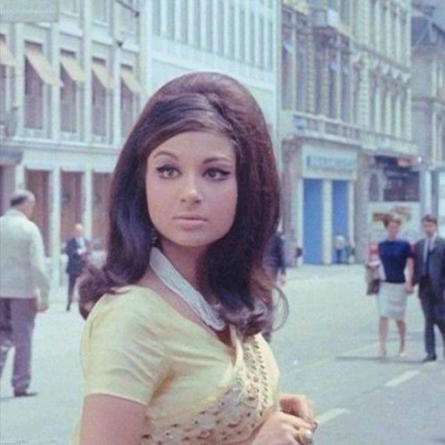 Sharmila Tagore made her Bollywood debut with the 1964 film 'Kashmir Ki Kali'. Shammi Kapoor was in the lead role with him in this film.