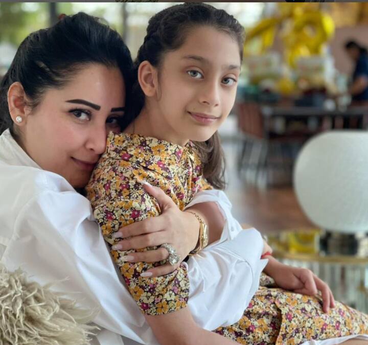 Ikra Dutt is often seen with his father Sanjay Dutt and Mummy recognition. Whenever his pictures are revealed on social media, people start comparing him to Sanjay Dutt.