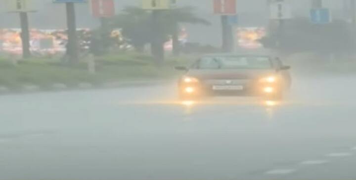 आज रविवार असल्याने शाळा आणि बहुतांश कार्यालयं बंद आहेत, त्यामुळे मुंबईकरांना मोठा त्रास होण्याची शक्यता नाही. मात्र महानगरपालिका आपत्ती व्यवस्थापन कक्ष आणि पोलीस प्रशासन सतर्क असून, संपूर्ण परिस्थितीवर लक्ष ठेवून आहेत.