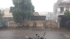 Ahmedabad Rain: અમદાવાદમાં વીજળીના કડાકા સાથે વરસાદ, ધોધમાર વરસાદથી અનેક જગ્યાએ ગરબા કેન્સલ થવાની શક્યતા!
