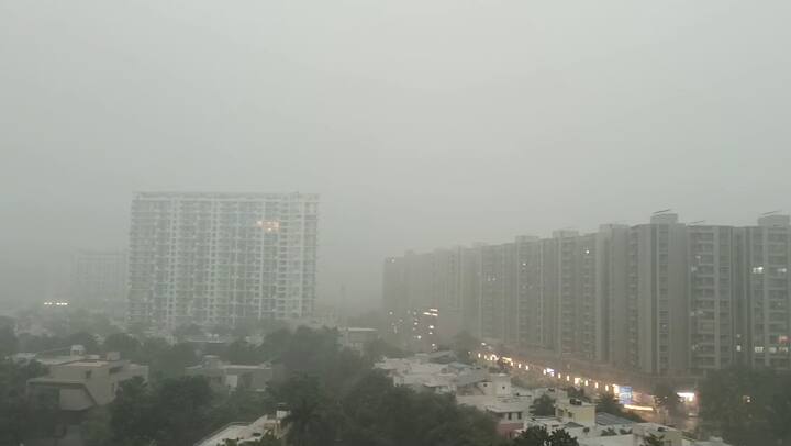 હવામાન વિભાગે સાંજે 7 વાગ્યા સુધી અમદાવાદ શહેરમાં ઓરેન્જ એલર્ટ જાહેર કર્યું છે. આનો અર્થ એ છે કે ગરબા શરૂ થવાના નિર્ધારિત સમયની આસપાસ પણ હજી વધુ ધોધમાર વરસાદ પડવાની સંભાવના છે, જે ખેલૈયાઓના ઉત્સાહમાં વધુ ભંગ પાડી શકે છે.