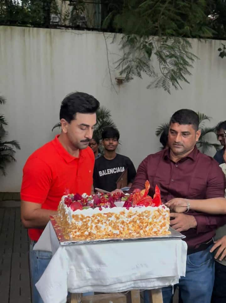 In this way, celebrating your special day with Paparaji is really liked by the fans and all are calling Ranbir Kapoor Dildar. As usual, this time too, the actor won everyone's heart with his charming style.