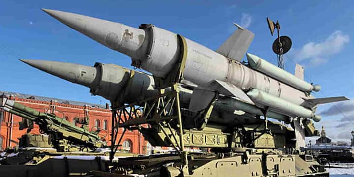 मिलिट्री एक्सपर्ट्स का मानना है कि आने वाले समय में मिसाइलें सिर्फ ऑटोमैटिक ही नहीं बल्कि सेल्फ-लर्निंग सिस्टम से लैस होंगी. इसका मतलब यह है कि लॉन्च होने के बाद ये मिसाइलें अपने पिछले अनुभवों और डाटा से सीखकर खुद को और स्मार्ट बना लेंगी. इससे न केवल युद्ध की रणनीतियां बदलेंगी बल्कि देशों की सुरक्षा क्षमता भी कई गुना बढ़ जाएगी.