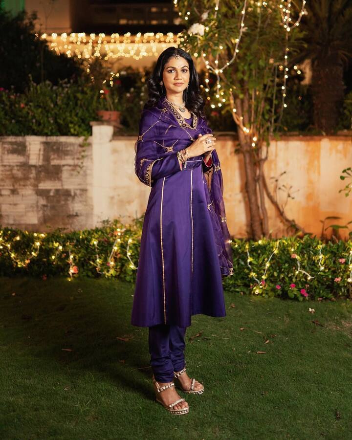 अक्सर ही अल्लू स्नेहा रेड्डी सोशल मीडिया पर अपनी ग्लैमरस तस्वीरों से सभी का ध्यान खींच ही लेती हैं. उनके स्टाइल और फैशन को लोग बहुत पसंद करते हैं. फोटोज शेयर करने के महज कुछ ही मिनटों में हसीना वायरल हो जाती हैं.