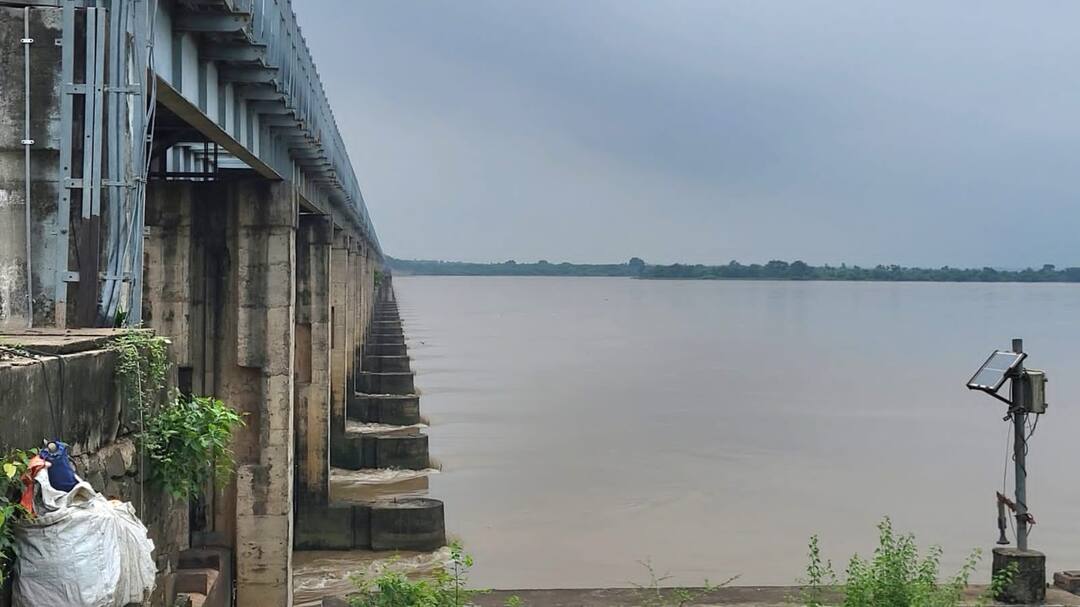 Godavari Floods: మరోసారి గోదావరి ఉగ్రరూపం.. ధవళేశ్వరం వద్ద ఒకటో ప్రమాద హెచ్చరిక.. లంక గ్రామాల్లో టెన్షన్ టెన్షన్ Godavari Floods First danger warning at Dhavaleshwaram for Godavari Water level Godavari Floods: మరోసారి గోదావరి ఉగ్రరూపం.. ధవళేశ్వరం వద్ద ఒకటో ప్రమాద హెచ్చరిక.. లంక గ్రామాల్లో టెన్షన్ టెన్షన్