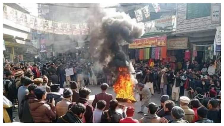 <div>Massive 'Wheel-Jam' Protests Against Shehbaz Sharif Govt Rock PoK</div>
