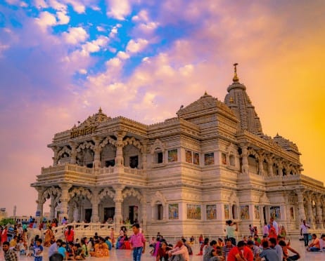 मथुरा-वृंदावन: धार्मिक यात्रा करना चाहते हैं तो मथुरा और वृंदावन सबसे सस्ता और बेहतरीन विकल्प है. यहां आप श्रीकृष्ण जन्मभूमि, इस्कॉन मंदिर और बांके बिहारी मंदिर के दर्शन कर सकते हैं. ट्रेन या बस से यहां पहुंचना बेहद आसान और सस्ता है. साथ ही यहां का लोकल खाना जेब पर भारी नहीं पड़ता.