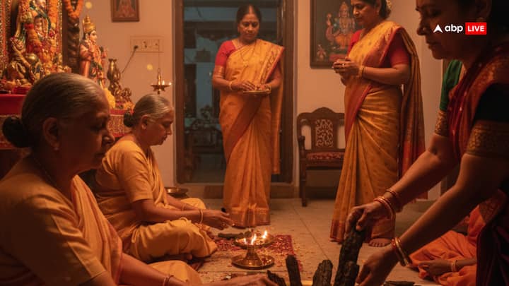 रावण की लकड़ी को घर में रखने से रिद्धि, सिद्धि, भक्ति और शक्ति मिलती है. इस दौरान पुरानी लकड़ी को घर से निकालकर नई लकड़ी ऐसी जगह रख दें, जहां कोई उसे बार-बार स्पर्श न करें. वही पुरानी लकड़ी को जल में प्रवाहित कर दें.