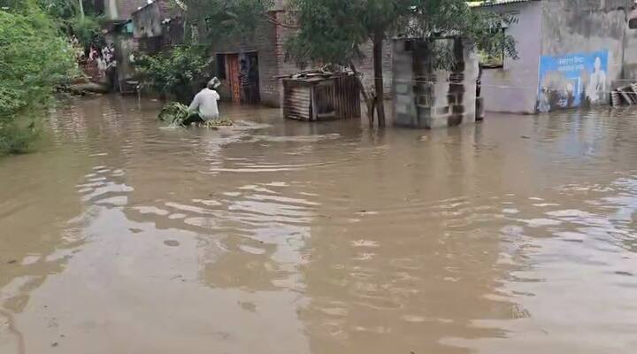 जायकवाडी धरणातून प्रथमच विक्रमी असा पाण्याचा विसर्ग नदीपात्रात सुरू आहे, त्यामुळे नांदेडमध्ये सध्या गोदावरी नदीने धोक्याची पातळी ओलांडली