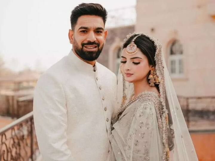 मुजना मसूद मलिकचा जन्म रावळपिंडी येथे झाला आहे. ती एक फॅशन मॉडेल आणि सोशल मीडिया इन्फ्लुएंसर आहे.