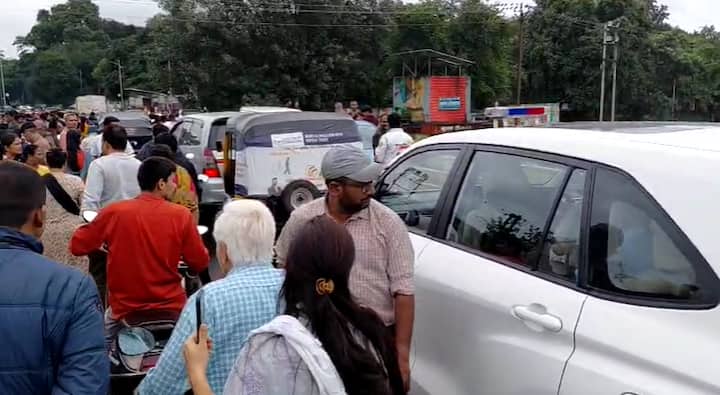 सोमवारी सकाळी जिल्हाधिकारी जलज शर्मा स्वतः पूरस्थितीचा आढावा घेण्यासाठी गाडगे महाराज पुलाजवळ आले. पण बघ्यांची गर्दी आणि बेशिस्त पार्किंगमुळे ते तिथंच ताटकळले.