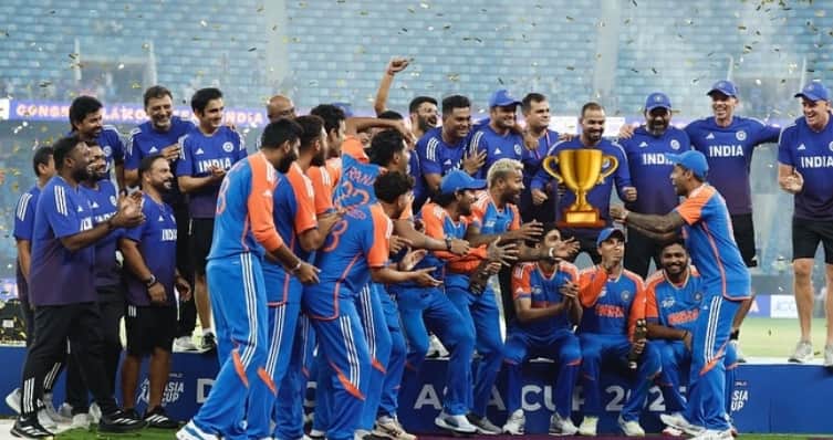 Asia Cup Final: ఆసియా కప్ ట్రోఫీతో పారిపోయిన పాకిస్థాన్ మంత్రి- వైవిధ్యంగా సంబరాలు చేసుకున్న టీమిండియా ఆటగాళ్లు