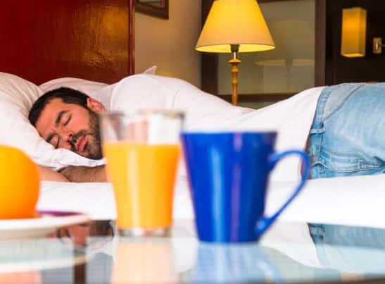 हेल्दी डाइट और हर्बल टी: स्लीप फ्रेंडली डाइट और हर्बल टी से नींद में सुधार. विशेष स्लीप डाइट प्लान और हर्बल टी आपके स्लीप साइकल को बेहतर बनाते हैं. कैफीन और भारी भोजन से बचाव किया जाता है.