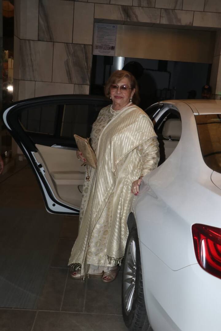 सलमान की सौतेली मैं हेलेन का इस दौरान क्लासी लुक देखने को मिला. ऑफ व्हाइट सूट में वो बहुत खूबसूरत दिख रही थीं.