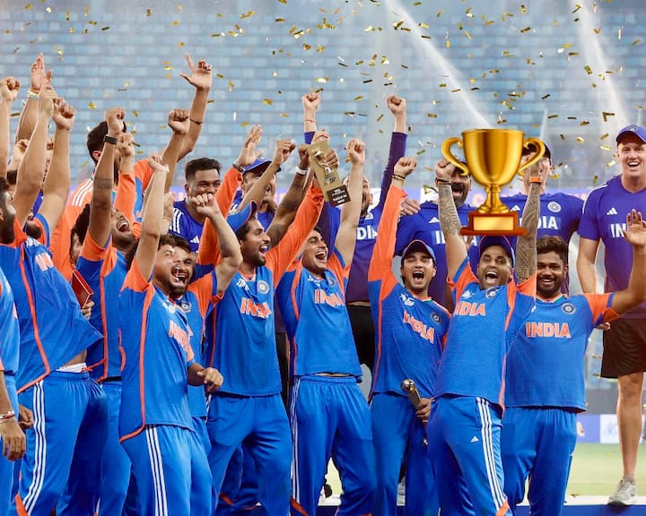 सूर्याकुमार यादव की कप्तानी में भारतीय टीम ने एशिया कप 2025 के फाइनल मुकाबले में पाकिस्तान को 5 विकेट से हराया और भारत ने एशिया कप का 9वां खिताब अपने नाम किया.