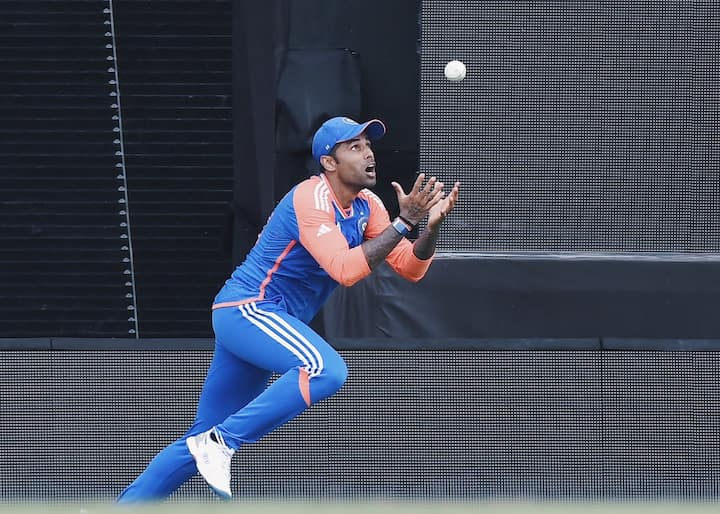 सूर्यकुमार यादव को अपने कॉलेज में एक होनहार क्रिकेटर के तौर पर जाना जाता है और उन्होंने पढ़ाई के साथ-साथ क्रिकेट में भी शानदार प्रदर्शन किया है.