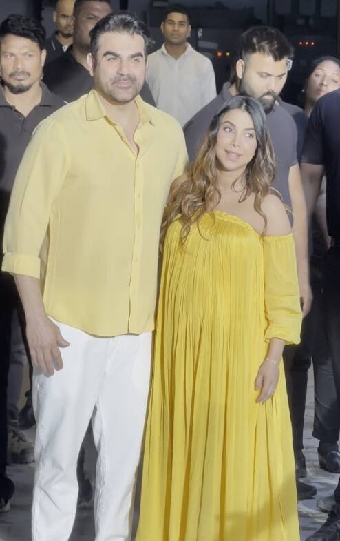 अपने बेबी शावर के लिए शूरा खान ने येलो कलर का लूज ऑफ शोल्डर गाउन कैरी किया था. इसमें वो बेहद खूबसूरत दिख रही थीं.