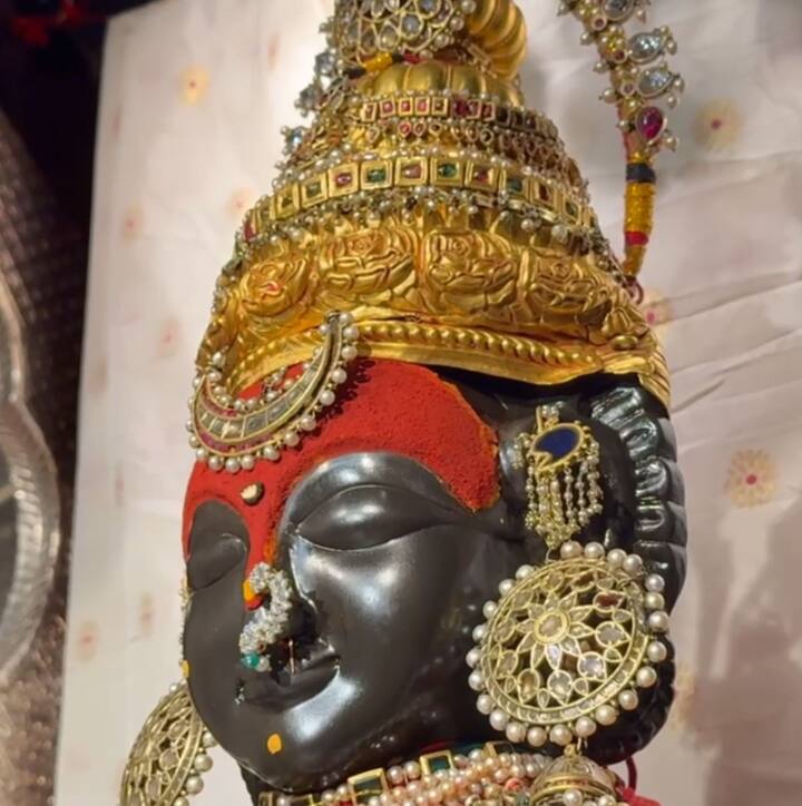 नवरात्र उत्सवात विठ्ठल आणि रुक्मिणी मातेला विविध प्रकारचे अलंकर चढवले जातात