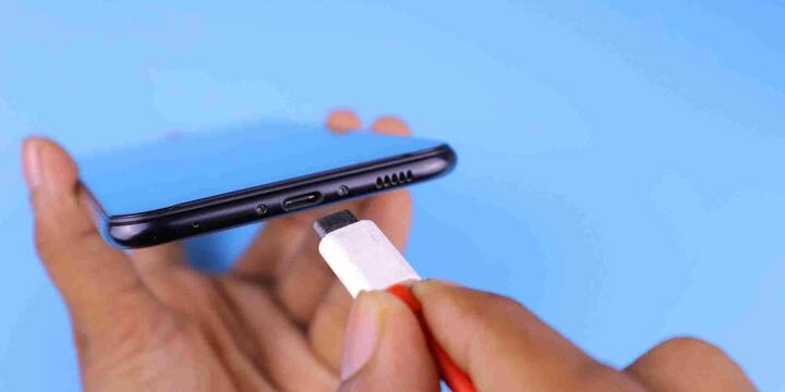 यही वजह है कि आजकल Apple और Samsung जैसी बड़ी कंपनियां अपने स्मार्टफोन में चार्जिंग लिमिट का फीचर देने लगी हैं, जहां यूज़र चाहें तो चार्जिंग को 80% या 90% पर ही रोक सकते हैं. इससे बैटरी की हेल्थ लंबे समय तक बेहतर बनी रहती है और बार-बार बैटरी बदलने की ज़रूरत नहीं पड़ती.