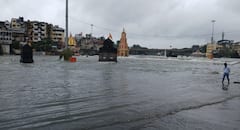 PHOTOS : वाह रे नाशिककर! पूर बघण्यासाठी अख्खा गाडगे महाराज पूल भरला, जिल्हाधिकारी जलज शर्मा ताटकळले, नेमकं काय घडलं?