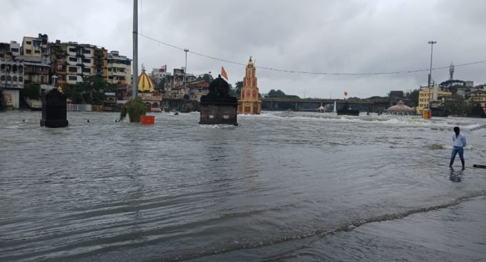 गंगापूर धरणातून यंदाच्या हंगामातील सर्वाधिक 10,988 क्युसेक वेगाने विसर्ग सुरू असल्याने गोदावरी नदीला पूर आलाय.
