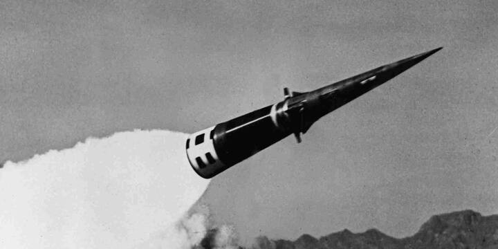 दुनिया की सबसे एडवांस ऑटोमैटिक मिसाइल फिलहाल अमेरिका, रूस और चीन के पास हैं. अमेरिका अपनी स्मार्ट AI मिसाइलों के लिए मशहूर है, रूस अपनी हाइपरसोनिक स्पीड मिसाइलों के लिए और चीन अपनी AI और ग्रुप अटैक टेक्नोलॉजी के लिए जाना जाता है.