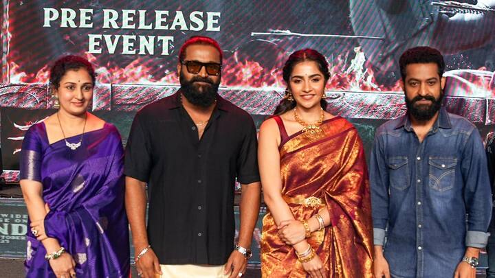 'కాంతార 2'లో రుక్మిణీ వసంత్ హీరోయిన్. ఎన్టీఆర్ హీరోగా ప్రశాంత్ నీల్ దర్శకత్వం వహిస్తున్న 'డ్రాగన్'లోనూ ఆవిడ హీరోయిన్. (Image Courtesy: mythrireleases / Instagram)