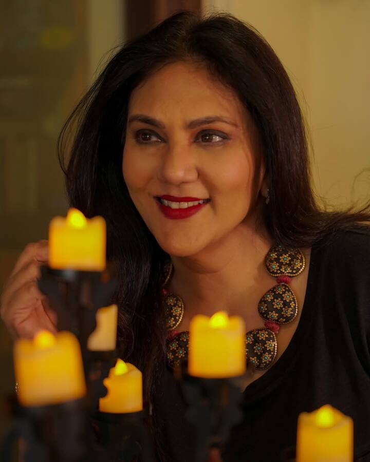 दीपिका ने 1991 में गुजराती व्यवसायी हेमंत टोपीवाला संग शादी कर ली.इस कपल की दो बेटियां हैं निधि और जूही.