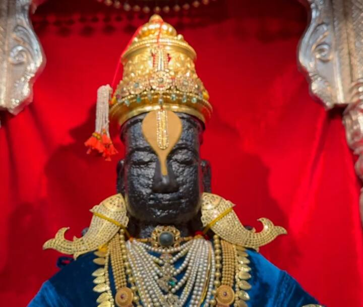 अलंकरा चढवल्यानंतर विठ्ठल आणि रुक्मिणीचे रुप अधिक मनमोहक दिसत आहे.