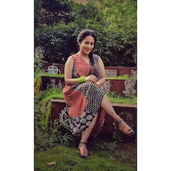 'तुलसी' की 'छोटी' से ज्यादा 'बड़ी बेटी' है ग्लैमरस, यकीन ना हो तो इन 10 तस्वीरों में देख लें हुस्न का जलवा