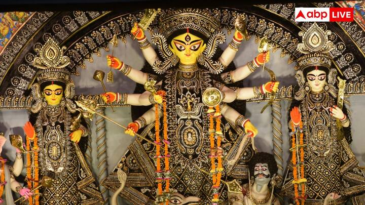 कोलकाता और बाकी क्षेत्र में मनाया जाने वाला दुर्गा पूजा का त्यौहार अपनी भव्य सजावट, रीति रिवाज और सांस्कृतिक प्रदर्शन के लिए मशहूर है. अपने सामाजिक और कलात्मक मूल्यों के लिए यूनेस्को द्वारा इसे मान्यता प्राप्त है.