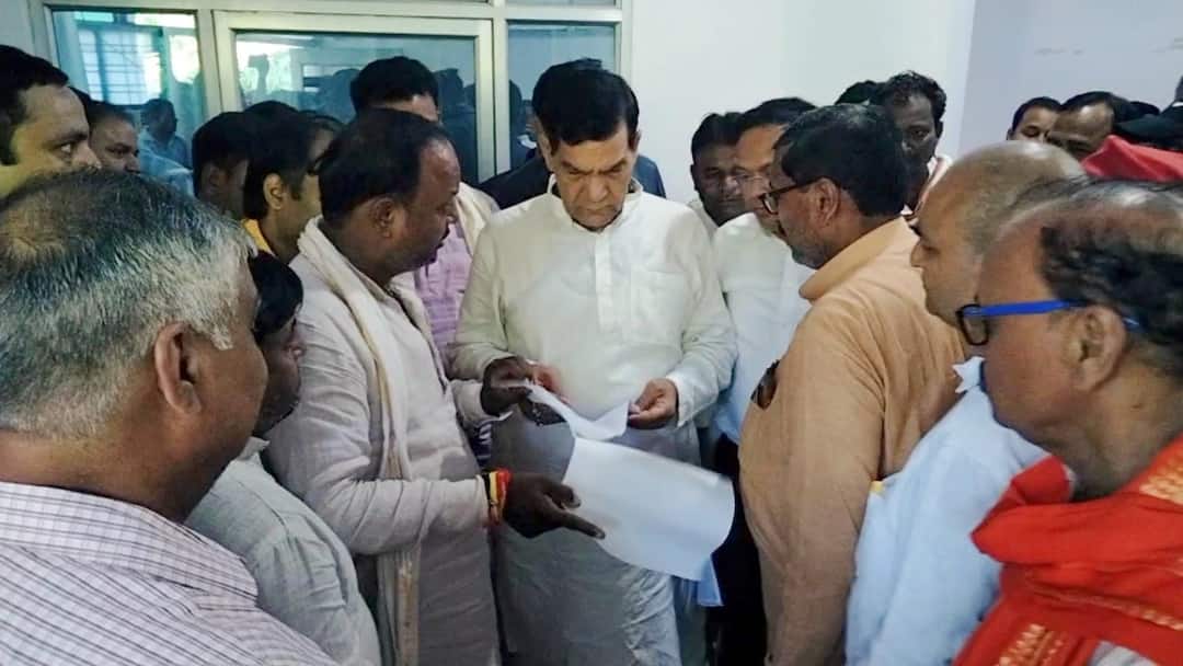 'सपा विधायक के इशारे पर पुलिस करती है परेशान', दुर्गा समिति ने मंत्री AK शर्मा से की शिकायत Bhadohi Durga Samiti member allegation against SP MLA Zahid Beg Complaint to Minister AK Sharma ann 'सपा विधायक के इशारे पर पुलिस करती है परेशान', दुर्गा समिति ने मंत्री AK शर्मा से की शिकायत