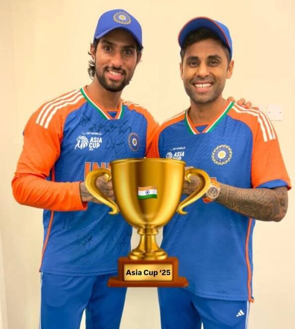 हे फोटो एआय जनरेटेड आहे, ज्यामध्ये खेळाडू ट्रॉफीसोबत पोज देत आहे आणि फोटो काढत आहे.