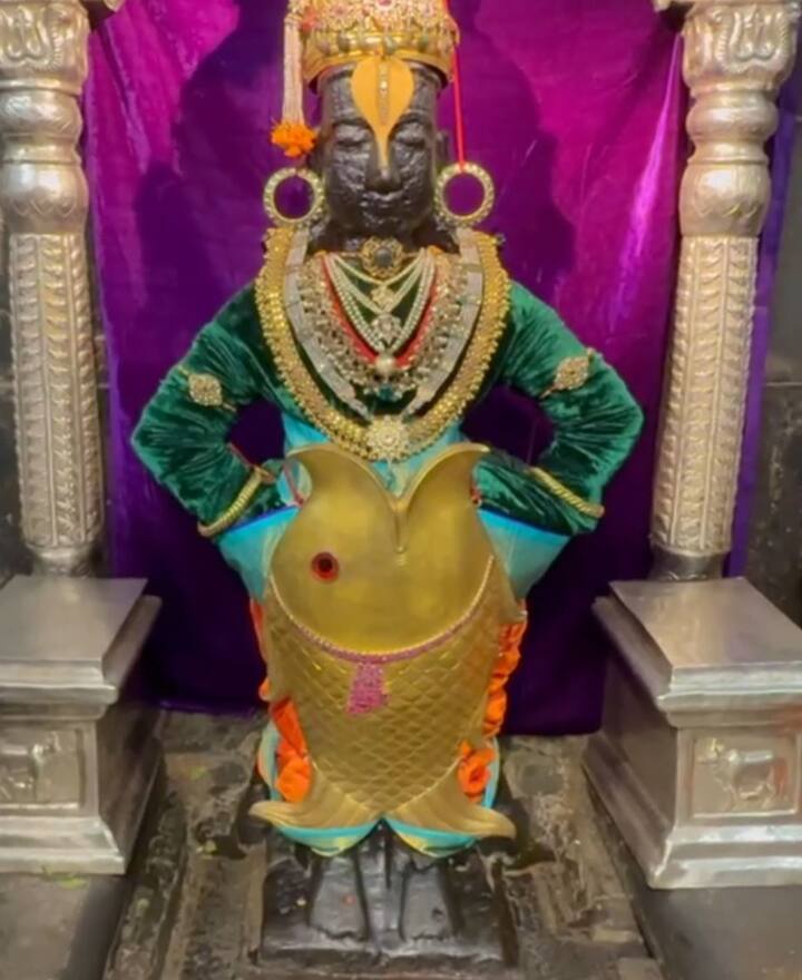 श्री विठ्ठलास कत्स्य अवतारमध्ये सजवण्यात आले आहे.