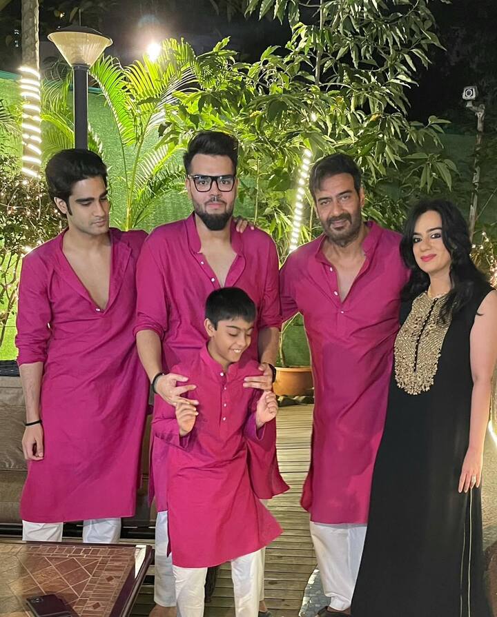 नीलम इंस्टाग्राम पर अक्सर अपने बच्चो और भाई-भाभी के साथ फोटोज शेयर करती दिखाई देत हैं. हालांकि वो अपनी सोलो फोटोज बहुत कम ही शेयर करती हैं.
