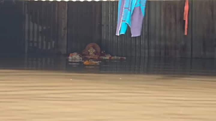 शहरातील अनेक खालच्या भागांत पाणी साचले आहे. त्यामुळे महापालिकेने पूरग्रस्तांसाठी निवारा केंद्र  उभारली आहेत.