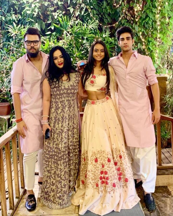 Neelam looks gorgeous in a brown color gown. In this photo, he can be seen with his children as well as niece Nisa.