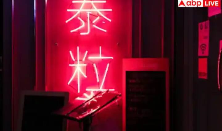 ਇਸ ਸੂਚੀ ਵਿੱਚ ਅਗਲਾ ਨਾਮ ਫੁਕੇਤ ਦਾ ਬੰਗਲਾ ਰੋਡ ਹੈ। ਇਹ ਇਲਾਕਾ ਵੀ ਆਪਣੀ ਰੰਗੀਨ ਰਾਤਾਂ ਦੇ ਲਈ ਜਾਣਿਆ ਜਾਂਦਾ ਹੈ, ਜਿਸ ਵਿੱਚ ਦੇਰ ਰਾਤ ਕਲੱਬਿੰਗ, ਪਾਰਟੀਆਂ ਅਤੇ ਸਟ੍ਰੀਟ ਸ਼ੋਅ ਹੁੰਦੇ ਹਨ।