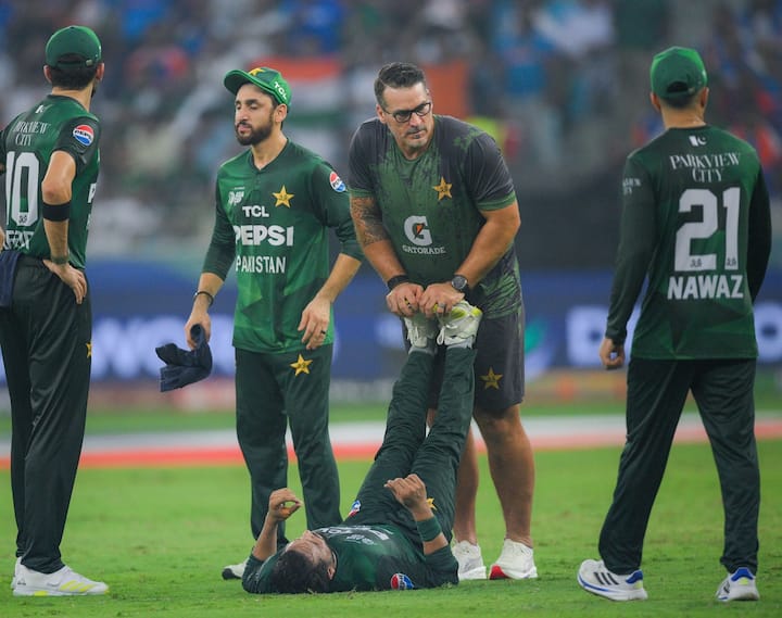 এশিয়া কাপ ফাইনালের রোমাঞ্চকর ম্যাচে ভারতীয় ক্রিকেট দল পাকিস্তানকে এতটাই ধুয়ে ফেলেছে যে পুরো পাকিস্তান দুঃখে নিমগ্ন। পাকিস্তানি দলটি তাদের নিজের দেশে ছড়িয়ে পড়ছে। হরিস রাউফ এবং পাক ক্রিকেট দলের অধিনায়ক সালমান আলী আগা জনগণের মধ্যে সবচেয়ে রেগে আছেন। একজন পাকিস্তানি বিশেষজ্ঞ তার দলকে মজা করেছিলেন এবং বলেছিলেন যে তিনি দুই হাজার বছর আগে থেকেই জানতেন যে পাকিস্তান দলকে হারাতে হবে। তিনি বলেছিলেন যে পাকিস্তান ক্রিকেটাররা এর পক্ষে সক্ষম নয়। পাকিস্তানের দল জয়ের ম্যাচটি হেরেছে।