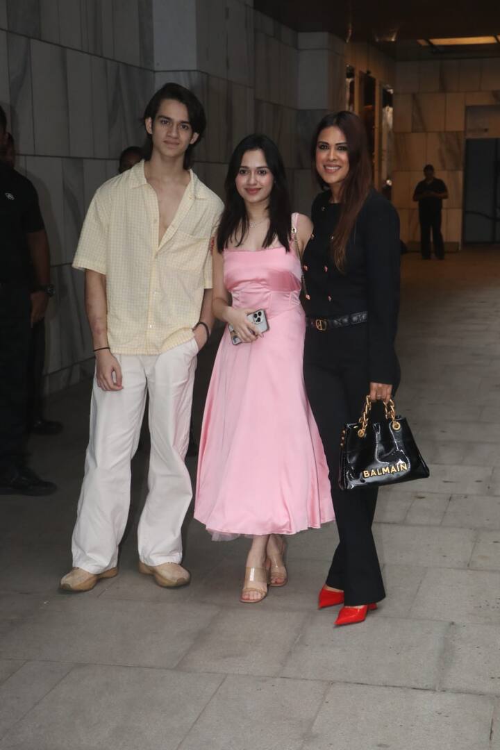 जन्नत जुबैर अपने भाई अयान के साथ शूरा के बेबी शावर में शामिल हुईं. इस दौरान निया शर्मा को भी उनके साथ पोज देते देखा गया.