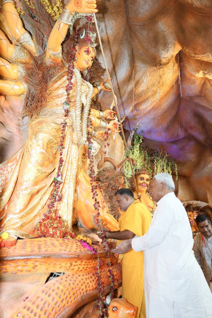 सीएम नीतीश कुमार ने भी सबसे पहले खाजपुरा स्थित श्री श्री दुर्गा पूजा महोत्सव शिव मंदिर में देवी दुर्गा की पूजा-अर्चना की. इसके बाद उन्होंने शेखपुरा स्थित श्री श्री दुर्गा आश्रम में देवी दुर्गा की पूजा-अर्चना की. मुख्यमंत्री नीतीश कुमार ने देवी दुर्गा से राज्य की सुख, शांति और समृद्धि की कामना की.