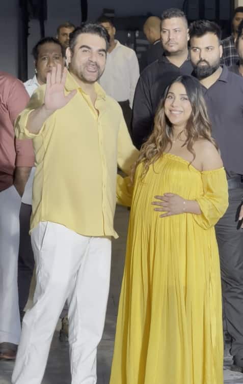 बेबी शावर के बाद अरबाज और शूरा ने एक साथ पैप्स को पोज भी दिए. इस दौरान शूरा बेबी बंप पर हाथ रखकर पोज देती दिखाई दीं.