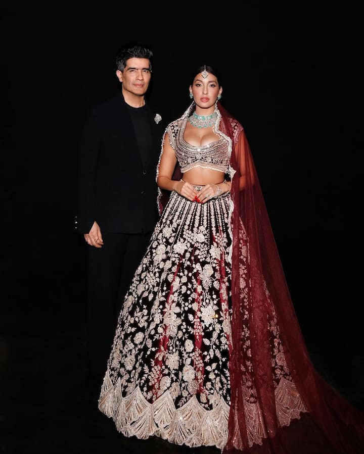 Nora has also been seen posing with Manish Malhotra in some pictures. Actually, this lehenga Manish has designed the actress.