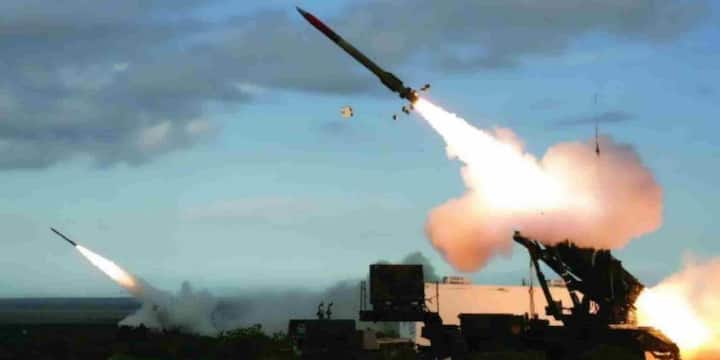 चीन भी दुनिया की इस मिसाइल रेस में तेजी से आगे बढ़ रहा है. चीन ने हाल ही में कई ऐसी मिसाइलें विकसित की हैं जो पूरी तरह से AI, GPS और उपग्रह-आधारित नेविगेशन सिस्टम पर निर्भर करती हैं. इन मिसाइलों की खासियत है कि ये ग्रुप अटैक भी कर सकती हैं. यानी एक साथ कई मिसाइलें अलग-अलग टारगेट्स को ऑटोमैटिकली हिट कर सकती हैं.