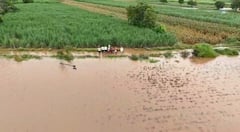 Beed : आष्टी तालुक्याला पावसाने झोडपले; सीना आणि मेहेकरी नदीच्या परिसरातून 13 जणांना रेस्क्यू