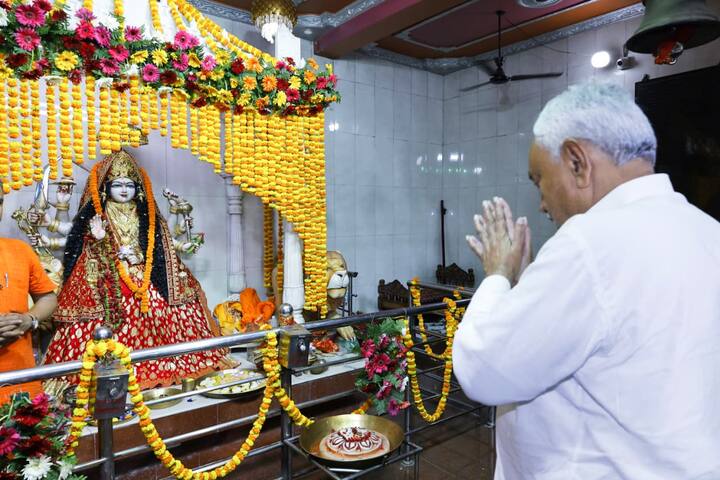 बिहार की राजधानी पटना  देवी दुर्गा के पंडालों के पट खुल गए. आम लोगों से लेकर मशहूर हस्तियां तक, देवी दुर्गा की पूजा-अर्चना में जुटे हुए हैं.