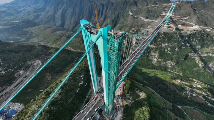 चीन ने दुनिया का सबसे ऊंचा पुल बनाकर एक बार फिर इंजीनियरिंग की मिसाल पेश की है. गुइझो प्रांत की दुर्गम घाटियों में बना हुआजियांग ग्रैंड कैन्यन ब्रिज 625 मीटर की ऊंचाई पर स्थित है.