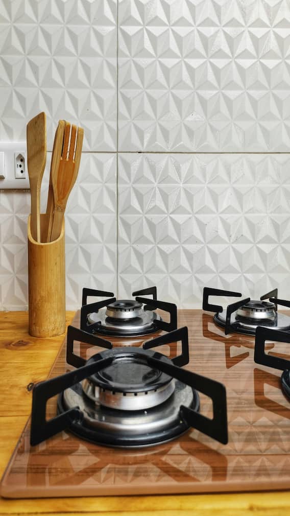 काला हो गया रसोई का चूल्हा तो कैसे करें साफ?